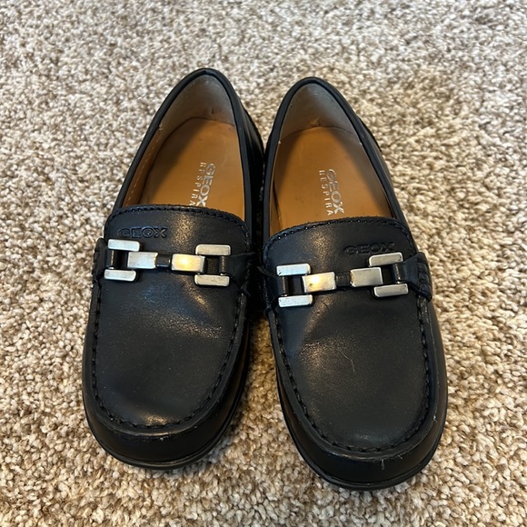 Boy’s classic-looking loafer with a comfortable breathable design - Picture 3 of 8